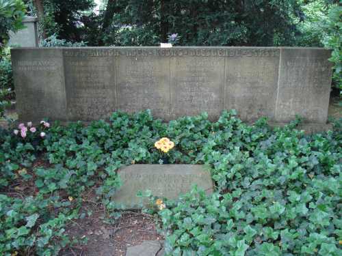 Ein Bild, das draußen, Bodendecker, Blume, Grab enthält.

Automatisch generierte Beschreibung