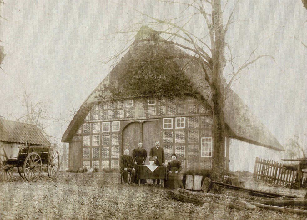 Ein Bild, das Gebäude, draußen, Gras, Haus enthält.

Automatisch generierte Beschreibung
