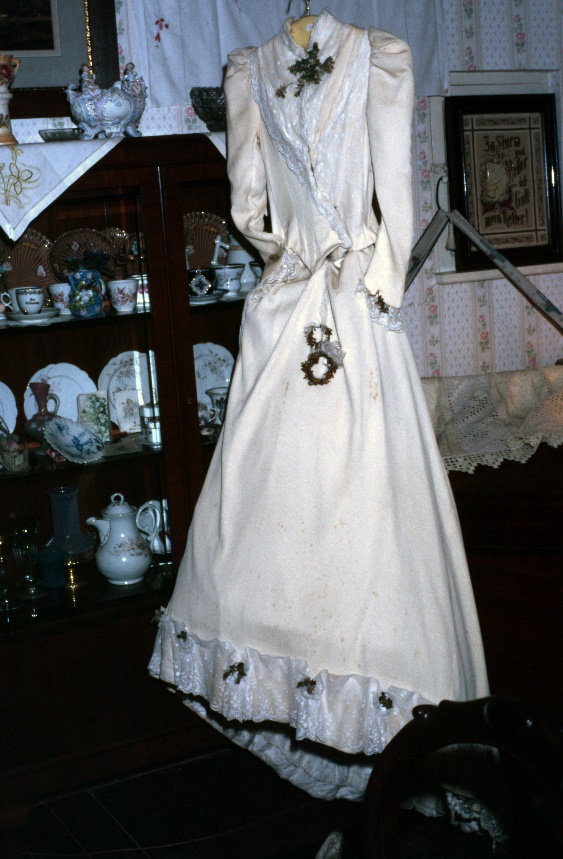 Ein Bild, das Im Haus, Kleidung, Hochzeitskleid, Vase enthält.

Automatisch generierte Beschreibung