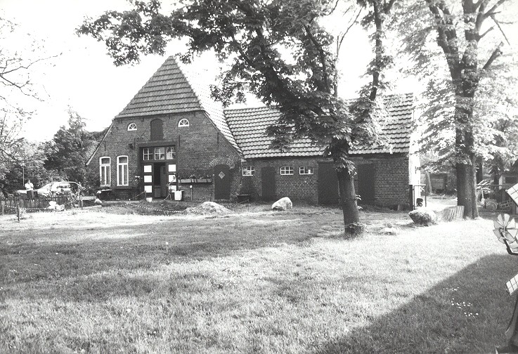 Ein Bild, das draußen, Gebäude, Haus, Baum enthält.

Automatisch generierte Beschreibung