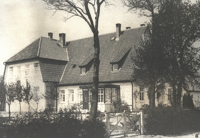 Ein Bild, das Gebäude, draußen, Haus, Baum enthält.

Automatisch generierte Beschreibung