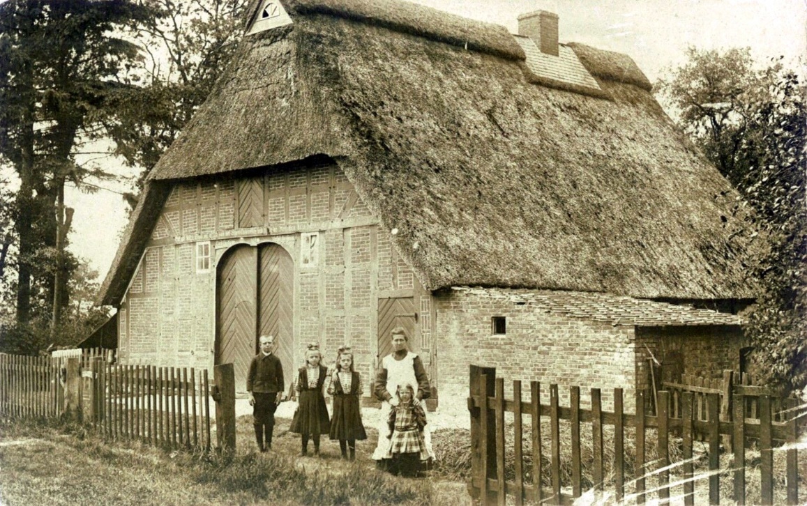 Ein Bild, das Gebäude, draußen, Hütte, Haus enthält.

Automatisch generierte Beschreibung